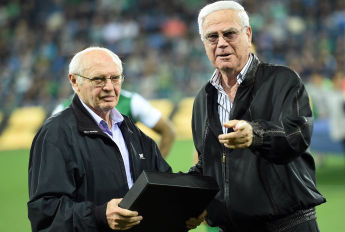 יעקב שחר בעלים מכבי חיפה עם שחקן העבר אברהם מנצ'ל