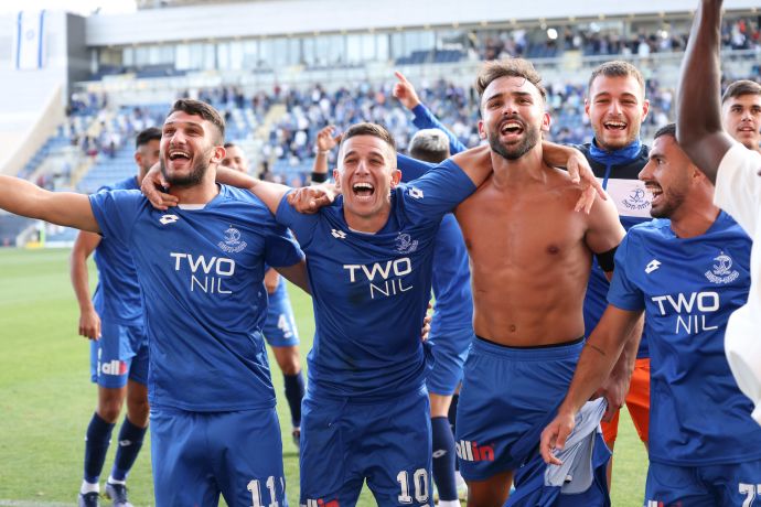 שחקן הפועל פתח תקוה עידן ורד חוגג עם רם לוי