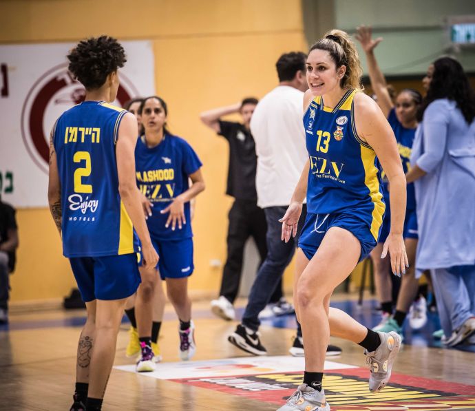 דרו אדלמן (מימין) עם נטישה היידמן שחקניות מכבי אשדוד