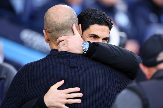 מנג'ר ארסנל מיקל ארטטה עם מנג'ר מנצ'סטר סיטי פפ גווארדיולה