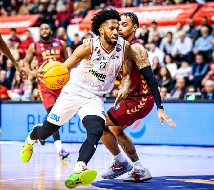 בראיין אנגולה במדי קרשיאקה