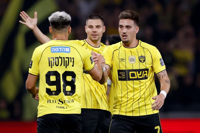 שחקני בית"ר ירושלים ירדן שועה, גריגורי מורוזוב, יון ניקולאסקו חוגגים