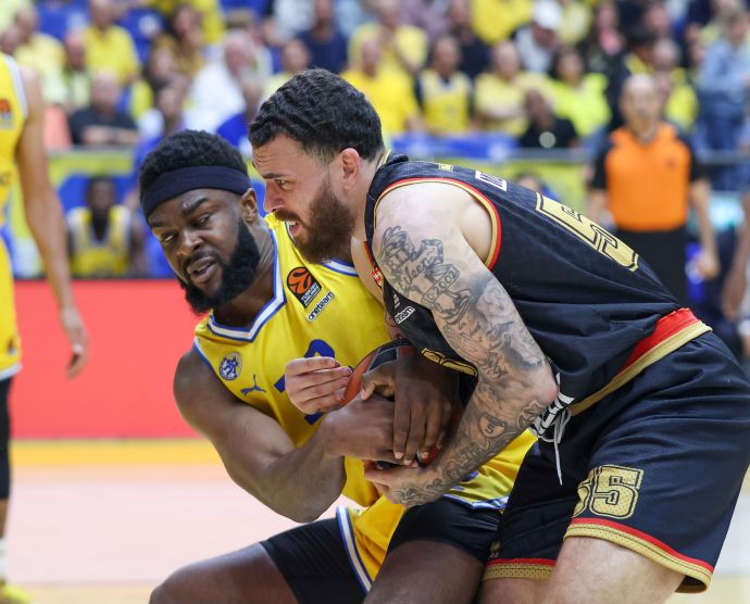 מייק ג'יימס מונאקו לצד ג'וש ניבו מכבי תל אביב