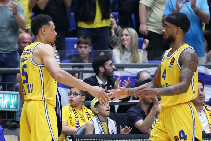 לורנזו בראון לצד ווייד בולדווין מכבי תל אביב