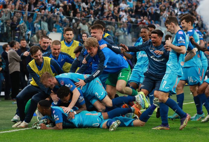 שחקני זניט סנט פטרסבורג חוגגים