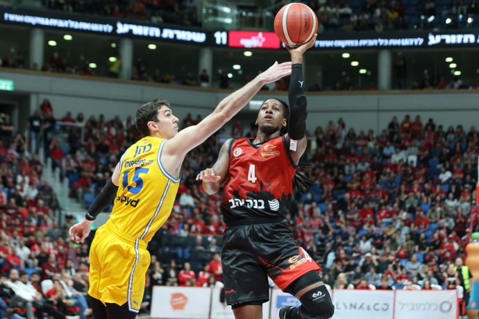 שחקן הפועל ירושלים ספידי סמית' מול שחקן מכבי תל אביב ג'ייק כהן