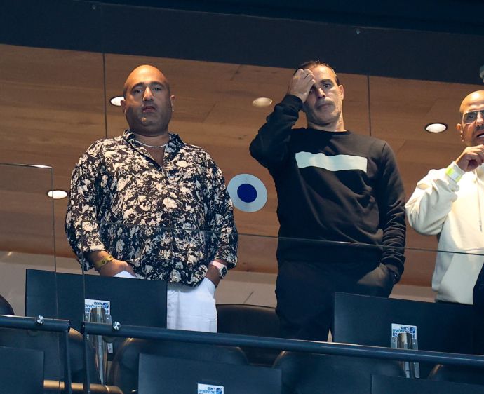 בעלי בית"ר ירושלים ברק אברמוב עם המנכ"ל כפיר אדרי