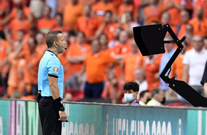השופט אוראל גרינפלד מביט במוניטור לאחר קריאת VAR במשחק של נבחרת הולנד מול נבחרת אוסטריה