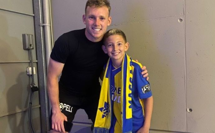 גיא עשור, בנו של ניני עשור, לצד שוער מכבי תל אביב דניאל פרץ