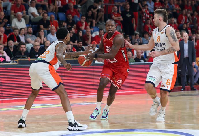 ג'ייקובן בראון, הפועל תל אביב