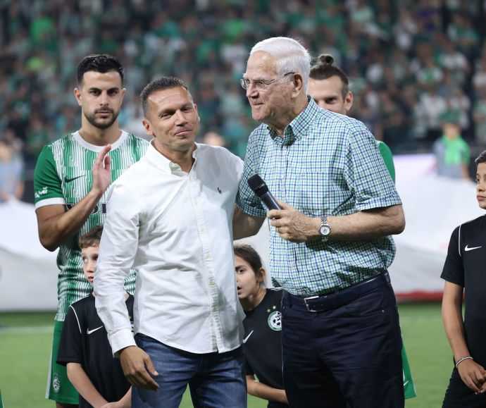 יעקב שחר נשיא מכבי חיפה עם המאמן ברק בכר