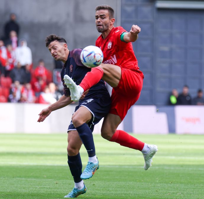 שחקן הפועל באר שבע מיגל ויטור לפני שחקן הפועל ירושלים גיא בדש