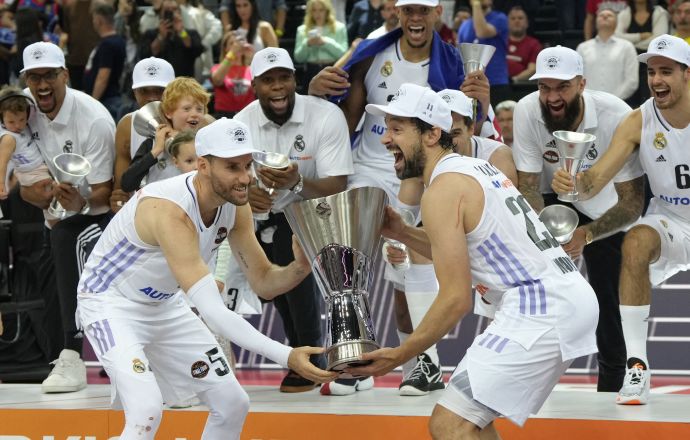 סרחיו יוי מניף את גביע היורוליג עם רודי פרננדס