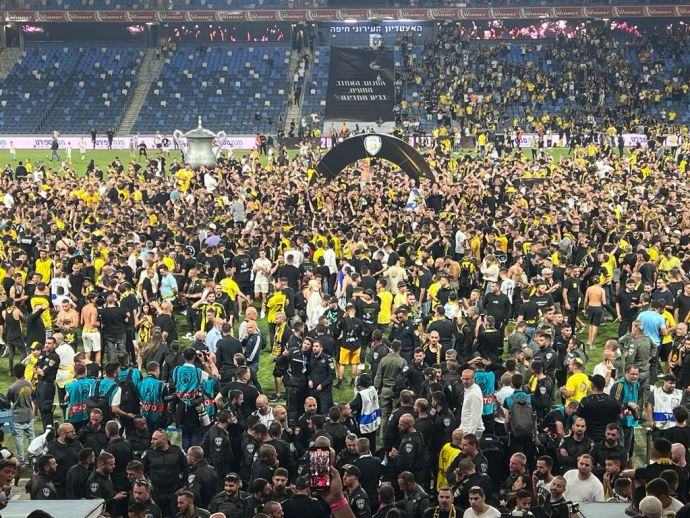 אוהדי בית"ר ירושלים פורצים לדשא גמר גביע המדינה
