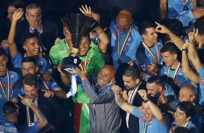 מאמן נאפולי לוצ'אנו ספאלטי מניף את גביע האליפות