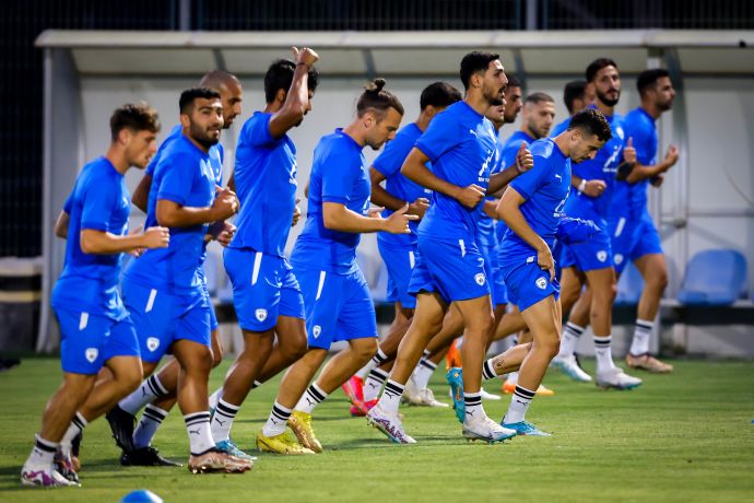 דולב חזיזה, עאיד חבשי, שון גולדברג, דור פרץ, רמזי ספורי, מוחמד אבו פאני וגבי קניקובסקי באימון נבחרת ישראל