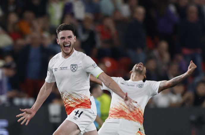 דקלן רייס חוגגת את הזכייה של ווסטהאם בקונפרנס ליג