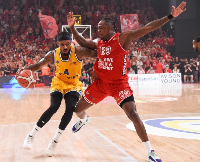 שחקן מכבי תל אביב לורנזו בראון מול שחקן הפועל תל אביב ג'ייקובן בראון