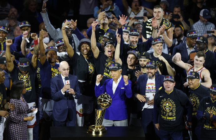 דנבר נאגטס מניפה את גביע האליפות של ה-NBA