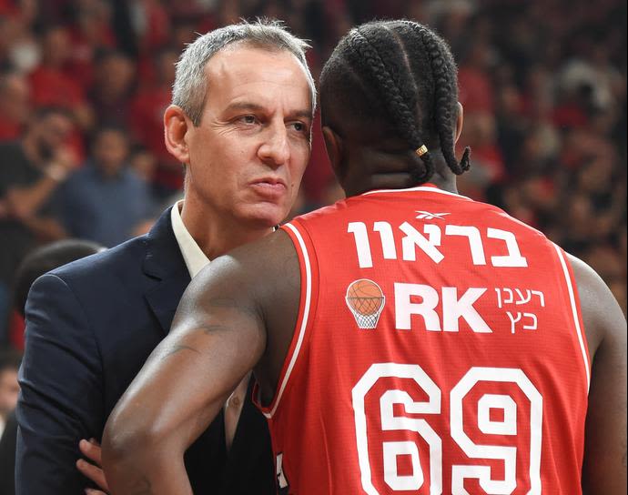 עודד קטש מאמן מכבי תל אביב לצד ג'ייקובן בראון הפועל תל אביב