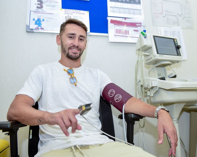 עומר אצילי עובר בדיקות רפואיות אצל אל עין