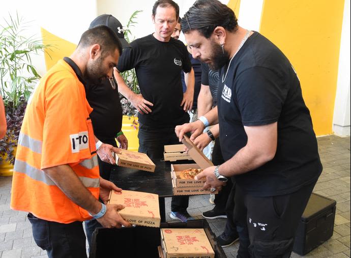 בידוק ביטחוני לפני משחק מספר 3 בגמר סל בין מכבי להפועל תל אביב - גם מגשי הפיצות נפתחו