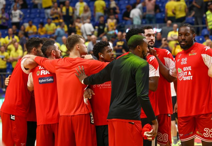 צ'ינאנו אונואקו ושחקני הפועל תל אביב