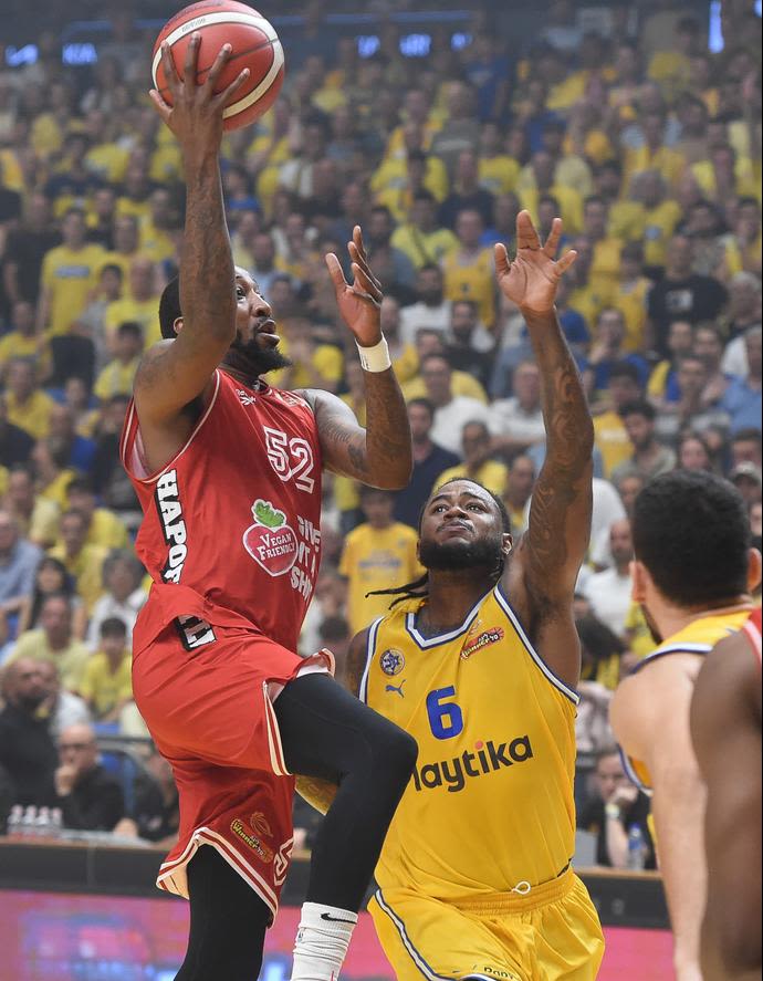 שחקן הפועל תל אביב ג'ורדן מקריי מול שחקן מכבי תל אביב ג'רל מרטין