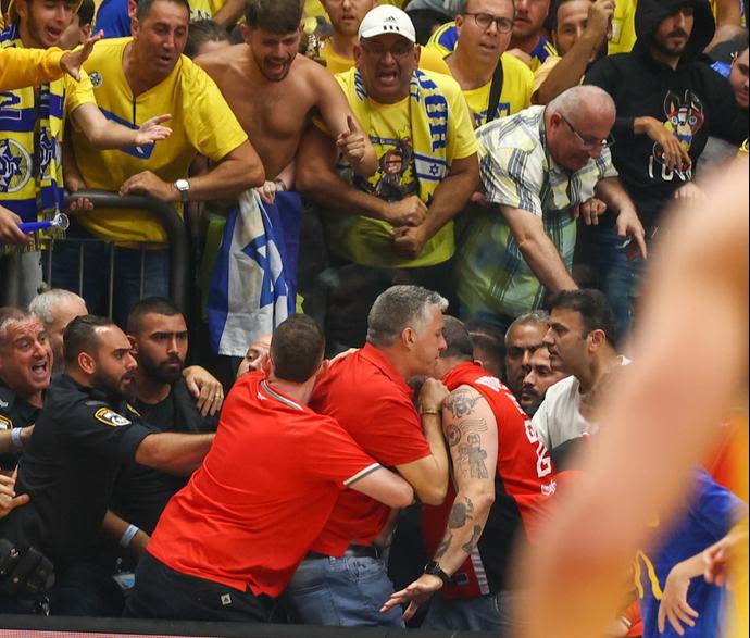 יו"ר הפועל תל אביב רמי כהן עם אוהדי מכבי תל אביב