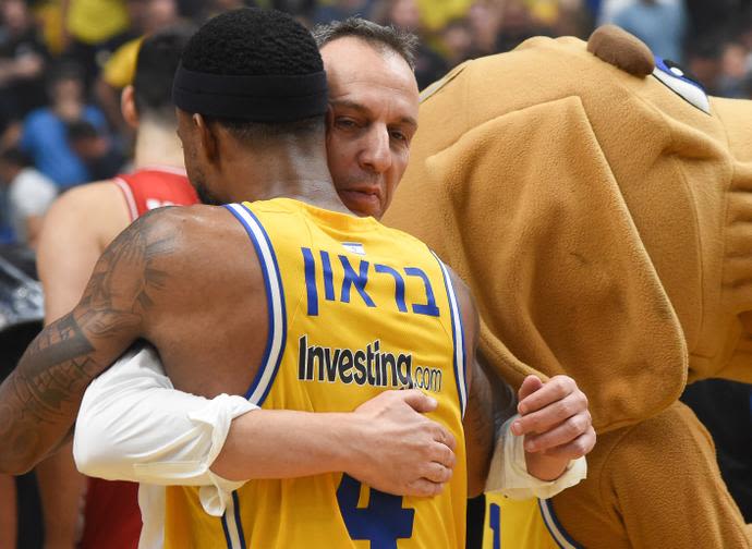 מאמן מכבי תל אביב עודד קטש עם לורנזו בראון