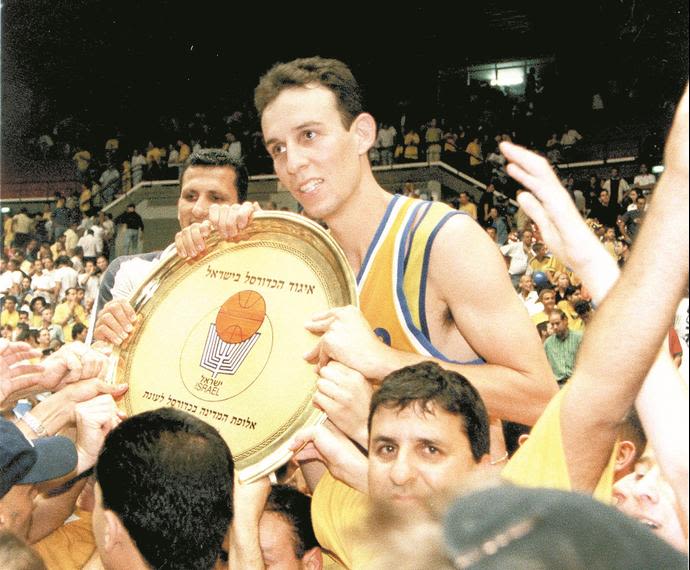עודד קטש זוכה באליפות כשחקן ב-1999