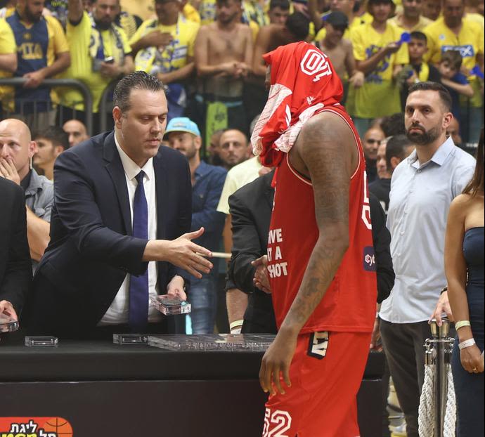 צ'ינאנו אונואקו שחקן הפועל תל אביב עם שר התרבות והספורט מיקי זוהר