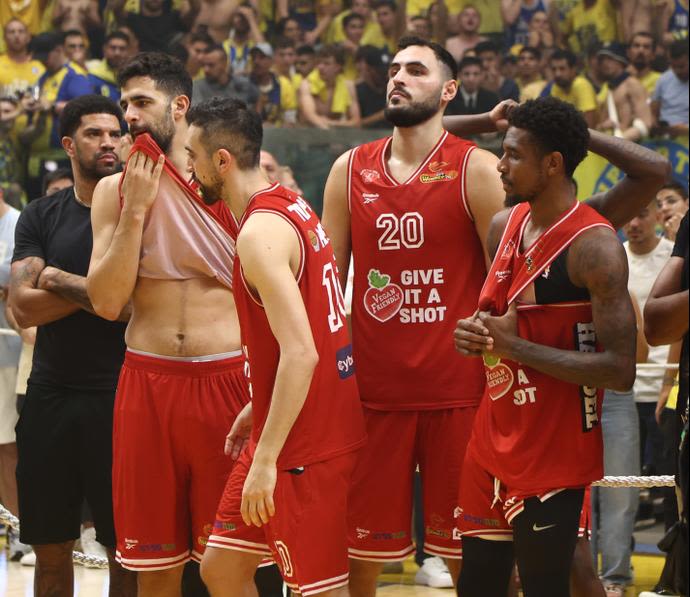 שחקני הפועל תל אביב תומר גינת, קסבייר מנפורד, עידן זלמנסון, בר טימור