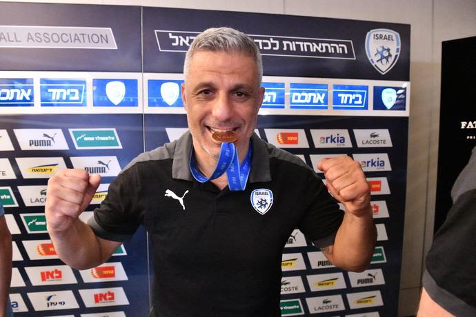 מאמן נבחרת ישראל עד גיל 20 אופיר חיים בנחיתה בנתב"ג