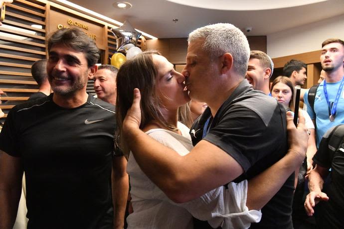 מאמן נבחרת ישראל עד גיל 20 אופיר חיים, פוגש את בני משפחתו בנתב"ג