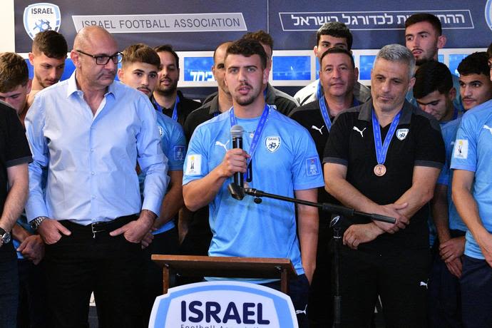 קפטן נבחרת ישראל עד גיל 20 אילי מדמון בנתב"ג