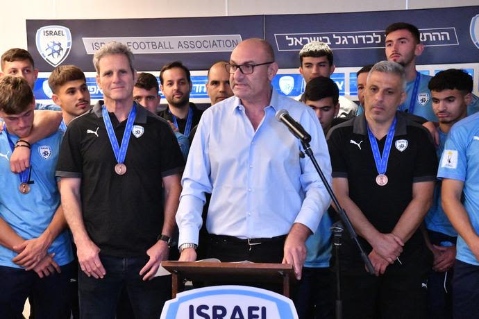 יו"ר ההתאחדות לכדורגל שינו זוארץ נושא דברים בנחיתת נבחרת ישראל עד גיל 20