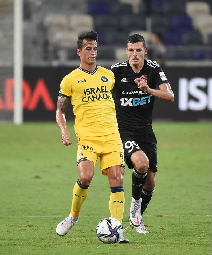 לואיס הרננדס שחקן מכבי תל אביב מול יבגני שיקאבקה שחקן שחטיור קרגנדי