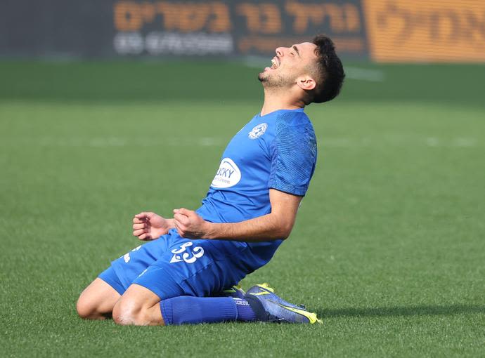 מאור לוי, שחקן מכבי פתח תקוה חוגג