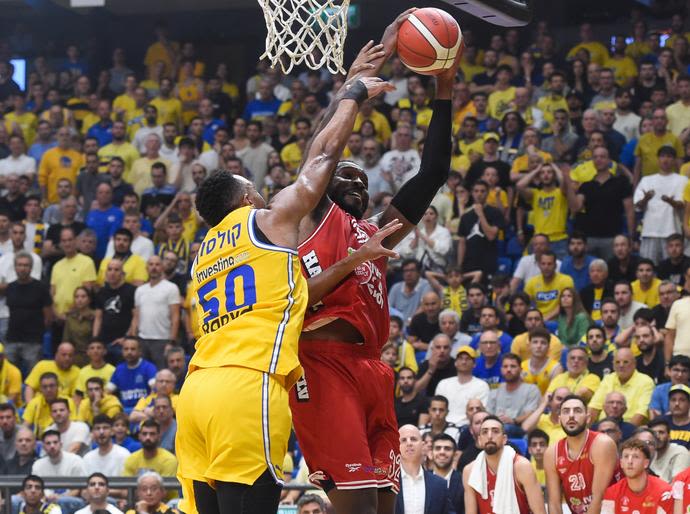 שחקן מכבי תל אביב בונזי קולסון מול שחקן הפועל תל אביב צ'ינאנו אונואקו