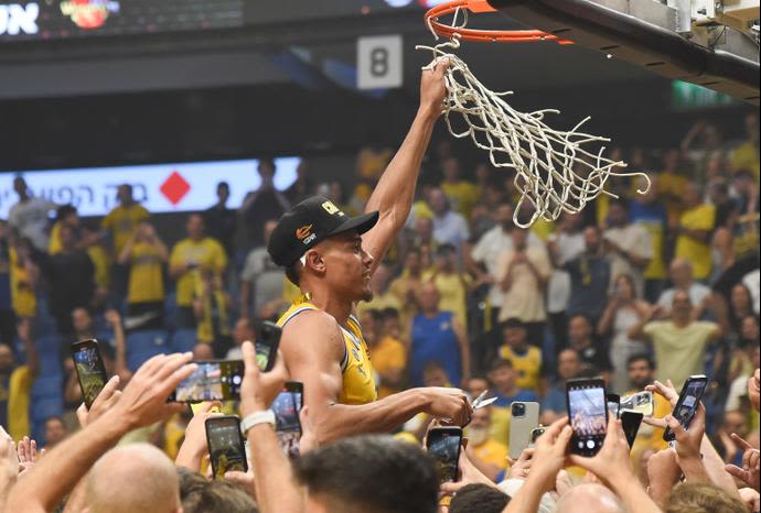 ווייד בולדווין שחקן מכבי תל אביב גוזר רשתות