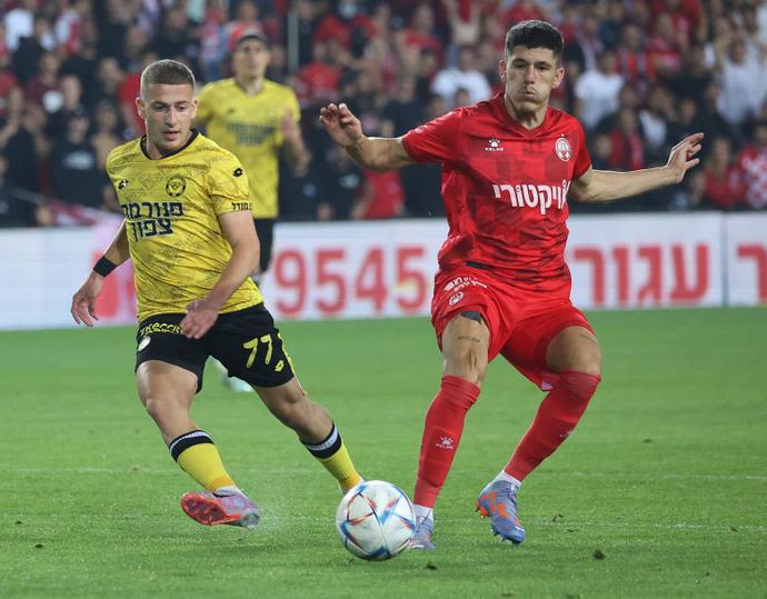 אור דדיה שחקן הפועל באר שבע מול רוי קורין שחקן מכבי נתניה