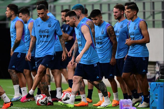 ליאונל מסי לצד אנחל די מריה באימון נבחרת ארגנטינה