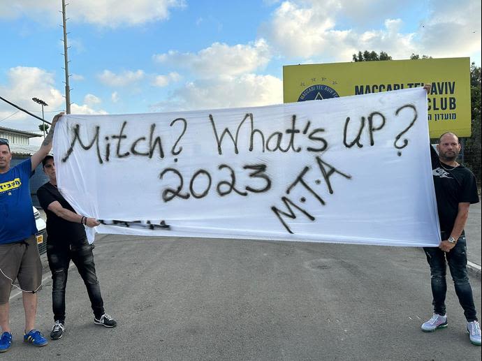 אוהדי מכבי תל אביב במחאה בקרית שלום