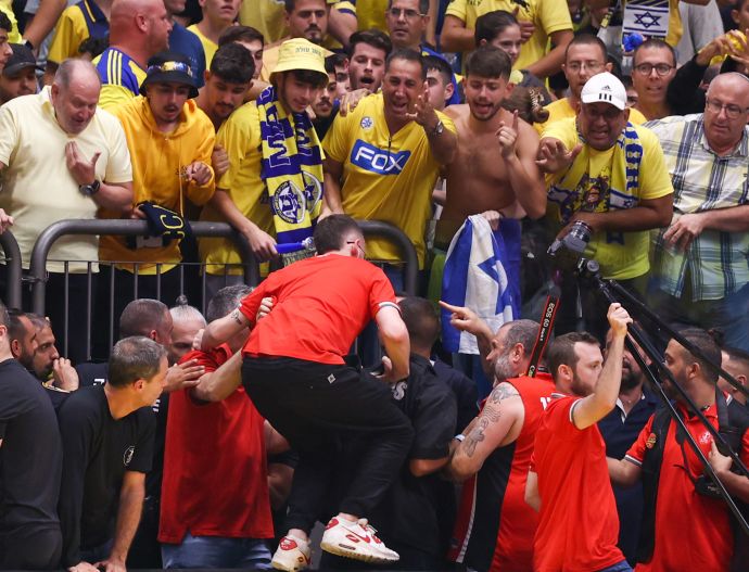 יו"ר הפועל תל אביב רמי כהן עם אוהדי מכבי תל אביב