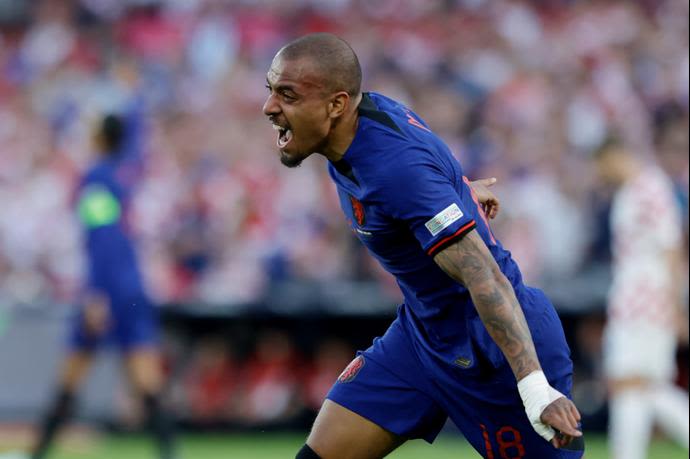 דונייל מאלן חוגג שער של נבחרת הולנד