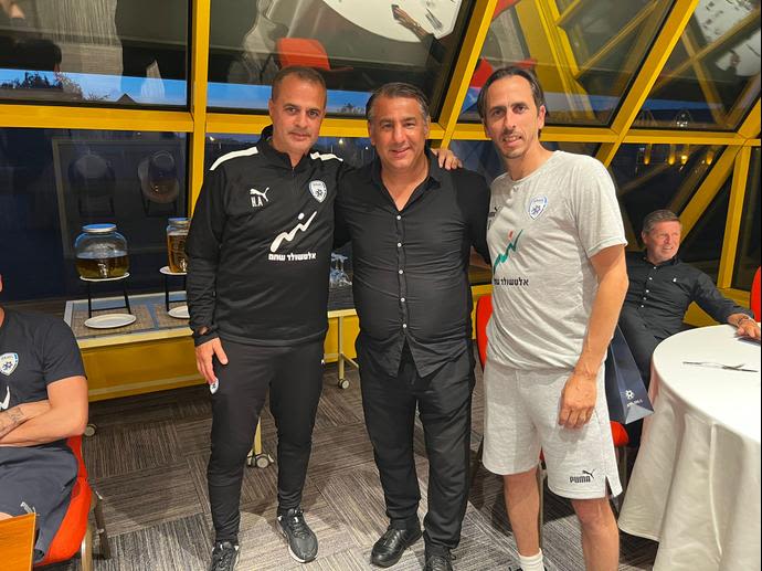 שחקן העבר אישטוון פישונט עם יוסי בניון, אלון חרזי