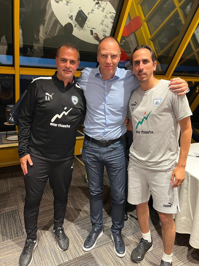 שחקן העבר סטפן שאלוי עם יוסי בניון, אלון חרזי