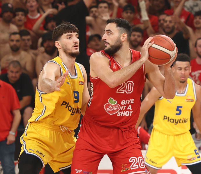 שחקן הפועל תל אביב עידן זלמנסון מול שחקן מכבי תל אביב רומן סורקין