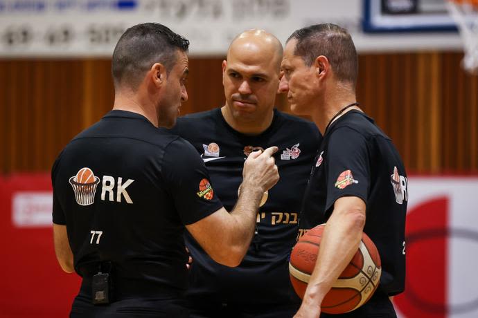 שופטי הכדורסל ליאור בייניש, ניר מאירסון, דודי רומנו